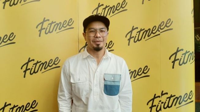 Bams eks Samsons selaku Founder FITmee yang juga produknya dalam bentuk instan.(Suara.com/dini Afrianti Efendi)