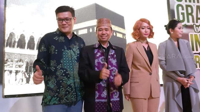 Inul Daratista akan memberangkatkan karyawan dan pelanggannya umrah. [Ismail/Suara.com]