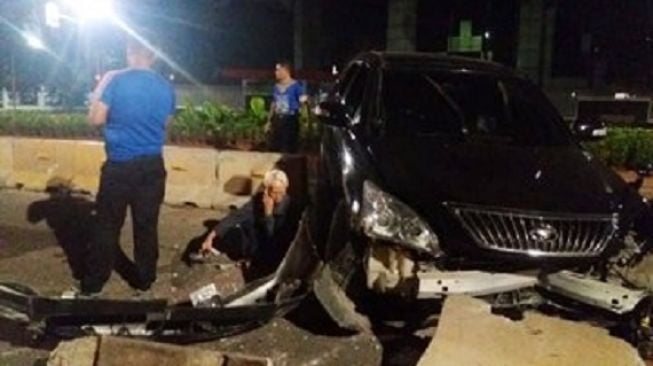 Toyota Harrier Ringsek Usai Tabrak Pembatas Jalan Sisingamangaraja Jaksel