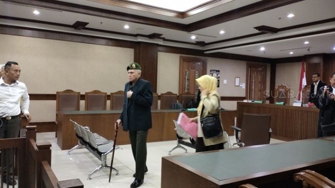 Kivlan Zen saat menjalani sidang lanjutan kasus kepemilikan senpi ilegal di PN Jakpus. (Suara.com/Ria Rizki).