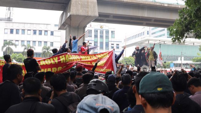 Warga Tanjung Priok melakukan aksi di depan gedung Kementerian Hukum dan HAM, Kuningan, Jakarta Selatan, Rabu (22/01). [Suara.com/Alfian Winanto]