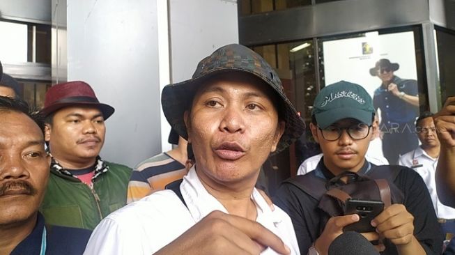 Koordinator aksi warga Tanjung Priok, Kemal Abu Bakar saat berdemo di kantor Kemenkumham. (Suara.com/Stephanus Aranditio).