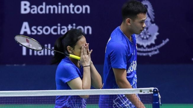 Pasangan ganda campuran Indonesia, Rinov Rivaldy/Pitha Haningtyas Mentari, tersingkir dari ajang Thailand Masters 2020 usai kalah dari Niclas Nohr/Sara Thygesen (Denmark) pada babak pertama, Rabu (22/1). [Humas PBSI]