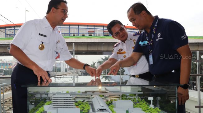 Direktur PT MRT Jakarta William Sabandar, Gubernur DKI Jakarta Anies Baswedan, Kepala Dinas Perhubungan Syarief Liputo dan Direktur Utama PT Transjakarta, saat peresmian pencanangan Groundbreaking Halte Transjakarta Centrale Stitching Wederoupbouw (CSW) di stasiun MRT Asean, Jakarta Selatan, Rabu (22/01). [Suara.com/Alfian Winanto]
