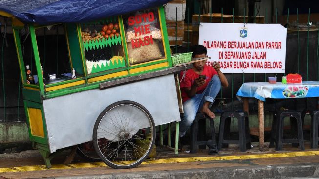 Pedagang berjualan di atas trotoar Jalan Sulaiman, Rawa Belong, Jakarta Barat, DKI Jakarta, Rabu (22/1). [ANTARA FOTO/Aditya Pradana Putra]