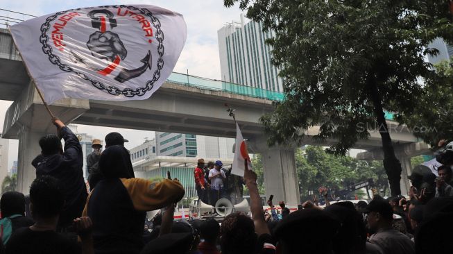 Warga Tanjung Priok melakukan aksi di depan gedung Kementerian Hukum dan HAM, Kuningan, Jakarta Selatan, Rabu (22/01). [Suara.com/Alfian Winanto]