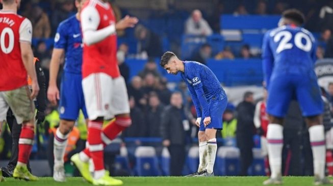 Para pemain Chelsea tampak kecewa usai gagal menang dan bermain imbang 2-2 saat menjamu Arsenal di laga lanjutan Liga Inggris, Rabu (22/1/2020) dini hari WIB. (Foto: AFP)