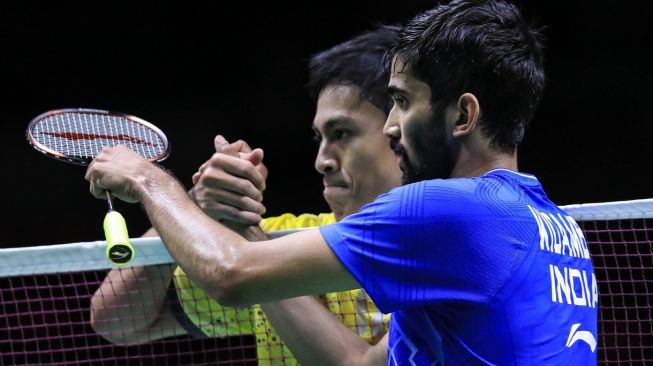 Pebulutangkis tunggal putra Indonesia, Shesar Hiren Rhustavito (kiri), bersalaman dengan eks peringkat satu dunia dari India, Kidambi Srikanth, usai memenangkan laga babak pertama Thailand Masters 2020, Rabu (22/1). [Humas PBSI]