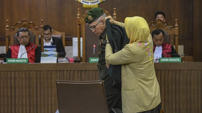 Terdakwa kasus kepemilikan senjata api ilegal dan peluru tajam Kivlan Zen bersiap mengikuti sidang lanjutan dengan agenda pembacaan eksepsi atau nota keberatan di Pengadilan Negeri Jakarta Pusat, Rabu (22/1). [ANTARA FOTO/Muhammad Adimaja]