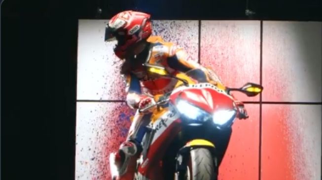 Marc Marquez melukis dengan menggunakan Honda RC213V (Twitter.com/box_repsol)