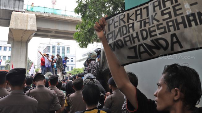 Warga Tanjung Priok melakukan aksi di depan gedung Kementerian Hukum dan HAM, Kuningan, Jakarta Selatan, Rabu (22/01). [Suara.com/Alfian Winanto]