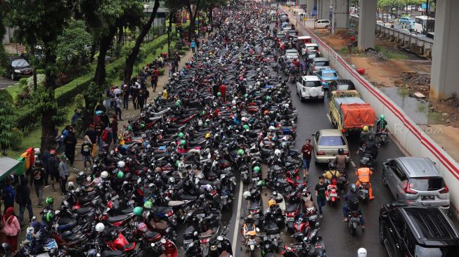 Suasana aksi unjuk rasa Warga Tanjung Priok di depan gedung Kementerian Hukum dan HAM, Kuningan, Jakarta Selatan, Rabu (22/01). [Suara.com/Alfian Winanto]
