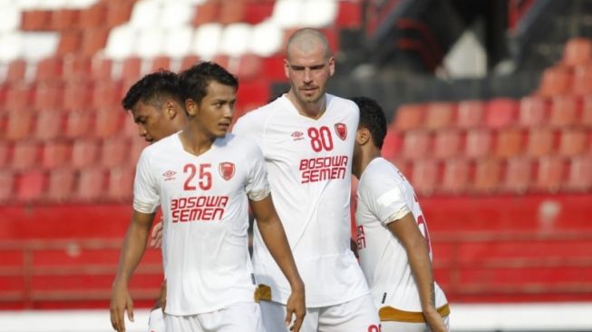 Kapten PSM Wiljan Pluim berkomunikasi dengan para pemain PSM saat menghadapi Lalenok United pada babak kualifikasi Piala AFC di Stadion Kapten I Wayan Dipta, Gianyar, Bali, Rabu,(22/1).ANTARA/HO/media PSM