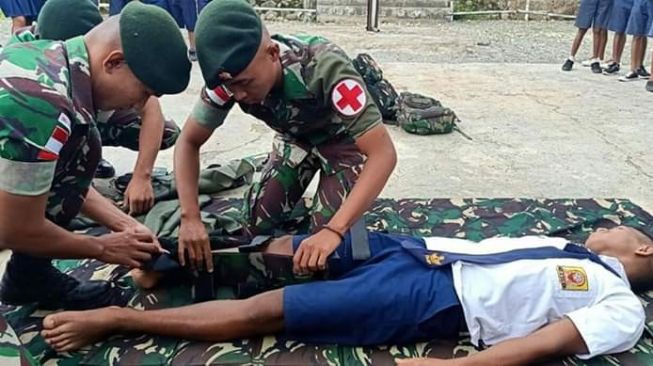 Satgas Yonif R 142/KJ Berikan Pembekalan Tentang P3K