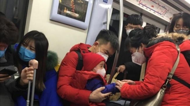  Para pemudik Tahun Baru Imlek mengenakan masker dalam perjalanan dengan menggunakan subway dari Stasiun Dongzhimen menuju tempat transit Stasiun Beijing sebelum ganti kereta ke berbagai daerah di China, Rabu (22/1/2020). (ANTARA/M. Irfan Ilmie/tm)