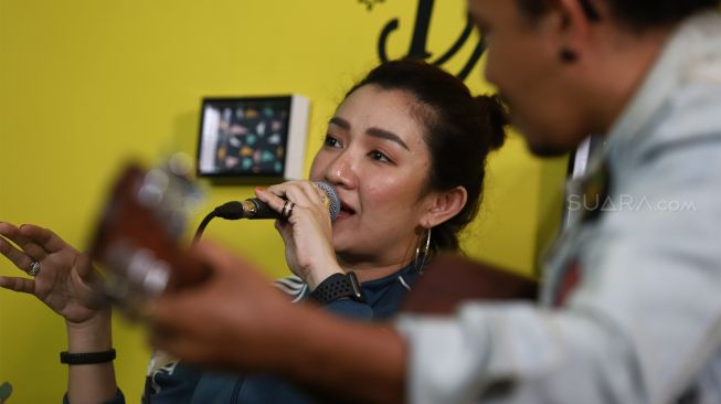 Grup band beraliran rock Kotak tampil pada gelaran 'Music Hook' di kantor Suara.com, Jakarta Selatan, Kamis (23/1). [Suara.com/Angga Budhiyanto]