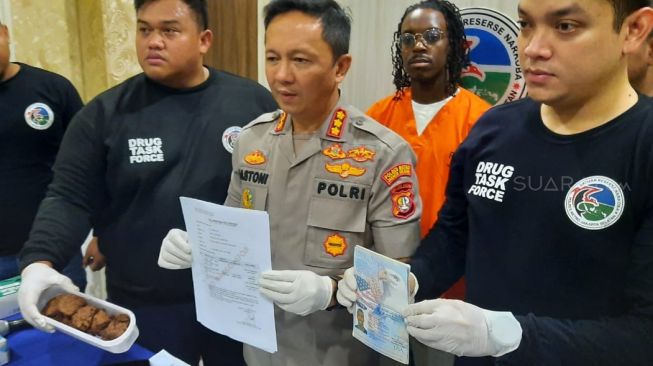 Aparat Satres Narkoba Polres Metro Jakarta Selatan menciduk seorang pria asal Amerika Serikat bernama Cecoy Chevenye Burnett (27), pada Senin (20/1/2020) lalu. (Suara.com/Yosea Arga)