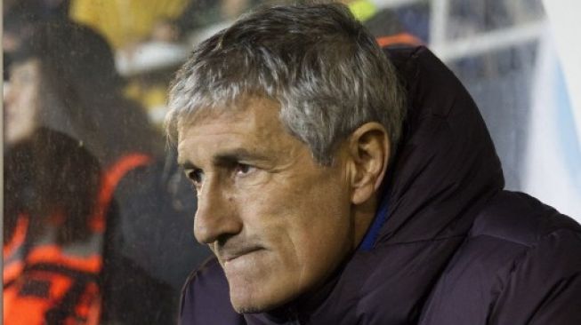 Pelatih Barcelona Quique Setien menyaksikan timnya menghadapi UD Ibiza di babak 32 Copa del Rey, Kamis (23/1/2020). [AFP]