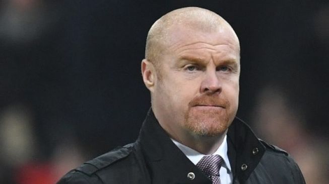 Manajer Burnley Sean Dyche meninggalkan Old Trafford usai mengalahkan Manchester United di pekan ke-24 Liga Inggris, Kamis (23/1/2020). [AFP]