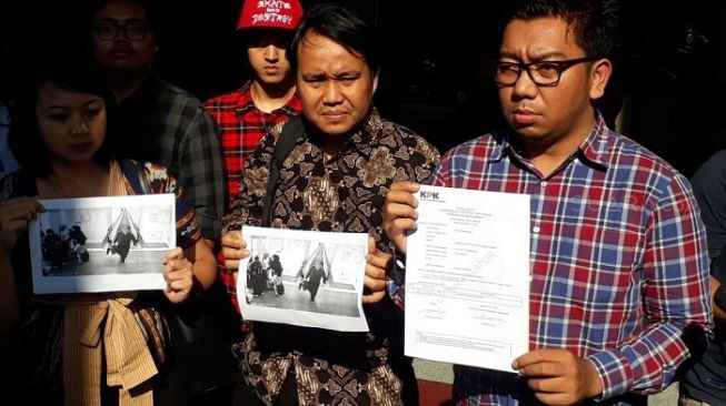 Koalisi Masyarakat Sipil Anti Korupsi resmi melaporkan Menkumham Yasonna Laoly ke KPK. (Suara.com/Welly Hidayat).