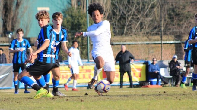 Pemain Garuda Select Bagus Kahfi beraksi saat menghadapi Inter Milan U-17. (dok PSSI)