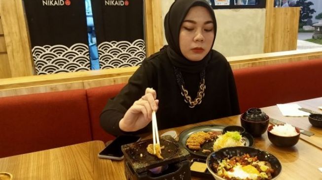 Pengunjung diajak secara langsung mengolah Gyu Katsu di atas batu lava pembakaran yang langsung didatang kan dari Jepang. (Suara.com/Silfa Humairah)