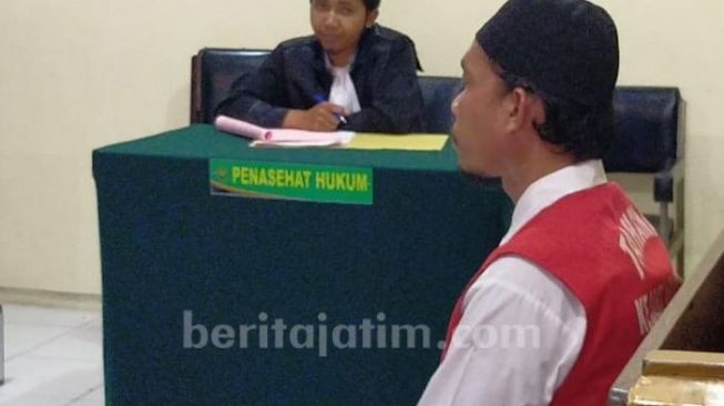 Muslimin, terdakwa kasus pemerkosaan terhadap anaknya saat menjalani sidang vonis di PN Sidoarjo. (Beritajatim.com).