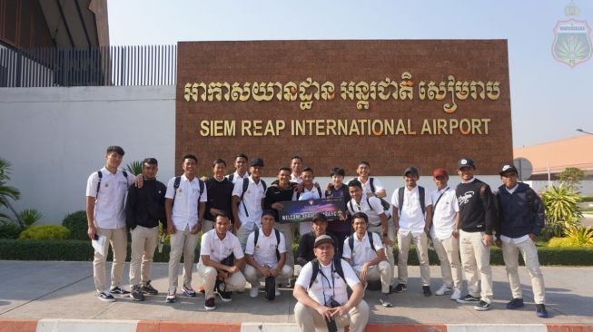 Para pemain Bhayangkara FC berfoto bersama saat tiba di Bandara Kamboja. (Dok. Bhayangkara FC)