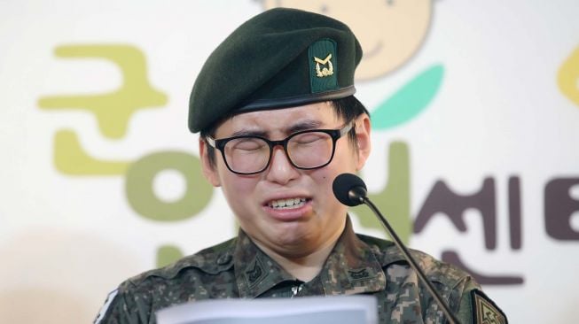 Tentara Korea Selatan Byun Hee-soo menangis saat konfrensi pers di Pusat Hak Asasi Manusia Mileter di Seoul, Korea Selatan, Rabu (22/1).[YONHAP/AFP]
