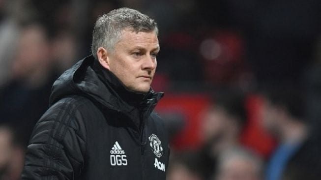 Manajer Manchester United Ole Gunnar Solskjaer meninggalkan arena pertandingan setelah timnya dikalahkan Burnley di pekan ke-24 Liga Inggris yang berlangsung di Old Trafford, Kamis (23/1/2020). [AFP]