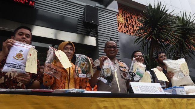 Kabid Humas Polda Metro Jaya, Kombes Yusri Yunus (tengah) beserta jajaran menunjukkan barang bukti saat pengungkapan kasus praktik kedokteran warga negara asing di Direktorat Reserse Kriminal Khusus Polda Metro Jaya, Jakarta, Kamis (23/1). [Suara.com/Angga Budhiyanto]
