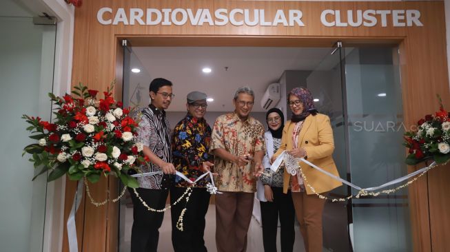 Dr. Sunu Budhi Raharjo, PhD, SpJP (K) Dokter Spesialis Jantung dan Pembuluh Darah dari Rumah Sakit Metropolitan Medical Centre (RS MMC), Dr. Dicky A. Hanafi, SpJP (K), FIHA, FaSCC, Dokter Spesialis Jantung dan Pembuluh Darah dari Rumah Sakit Metropolitan Medical Centre (RS MMC),
Prof. Dr. dr. Yoga Yuniadi, SpJP (K), Dokter Spesialis Jantung dan Pembuluh Darah dari Rumah Sakit Metropolitan Medical Centre (RS MMC), Dr. Puti Sarah Saus, SpJP, Dokter Spesialis Jantung dan Pembuluh Darah dari Rumah Sakit Metropolitan Medical Centre (RS MMC) dan Dr. May Hizrani, MARS selaku Direktur Pelayanan RS MMC saat membuka layanan Cardiovascular Center di RS MMC Jakarta, Kamis (23/01). [Suara.com/Oke Atmaja]