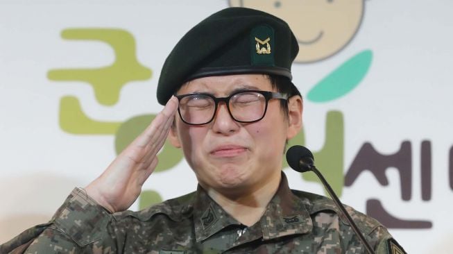 Tentara Korea Selatan Byun Hee-soo menangis saat konfrensi pers di Pusat Hak Asasi Manusia Mileter di Seoul, Korea Selatan, Rabu (22/1).[YONHAP/AFP]
