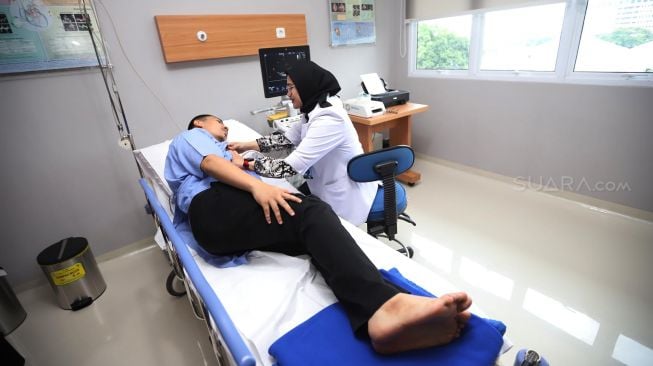 Dr. Puti Sarah Saus, SpJP, Dokter Spesialis Jantung dan Pembuluh Darah dari Rumah Sakit Metropolitan Medical Centre (RS MMC) saat memeriksa pasien di Cardiovascular Center RS MMC, Jakarta, Kamis (23/01). [Suara.com/Oke Atmaja]