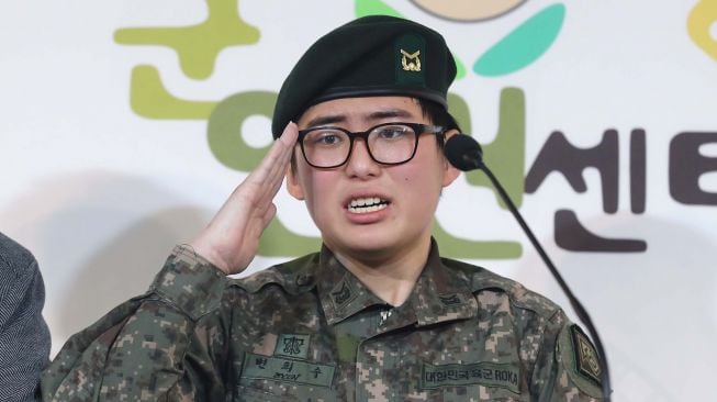 Tentara Korea Selatan Byun Hee-soo menangis saat konfrensi pers di Pusat Hak Asasi Manusia Mileter di Seoul, Korea Selatan, Rabu (22/1).[YONHAP/AFP]
