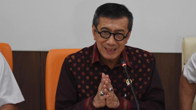 Menteri Hukum dan HAM Yasonna H Laoly memberikan keterangan pers soal pernyataannya yang dianggap menyinggung warga Tanjung Priok saat acara Resolusi Pemasyarakatan 2020 di Lapas Narkotika Kelas IIA Jakarta, di Kantor Kemenkumham, Jakarta, Rabu (22/1).[ANTARA FOTO/Indrianto Eko Suwarso]