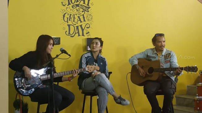 Band Kotak tampil di acara Music Hook di redaksi Suara.com [Suara.com]