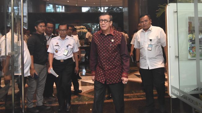 Menteri Hukum dan HAM Yasonna H Laoly (kedua kanan) bersiap memberikan keterangan pers soal pernyataannya yang menyinggung warga Tanjung Priok saat acara Resolusi Pemasyarakatan 2020 di Lapas Narkotika Kelas IIA Jakarta di Kantor Kemenkumham, Jakarta, Rabu (22/1). [ANTARA FOTO/Indrianto Eko Suwarso]