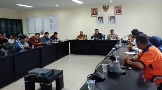 Masa Desak Tutup Operasional Perusahaan di Dekat Masjid Ki Merogan