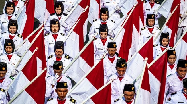 Sejumlah peserta mengirab bendera Merah Putih saat mengikuti Kirab Kebangsaan Merah Putih di Semarang, Jawa Tengah, Jumat (24/1). [ANTARA FOTO/Aji Styawan]