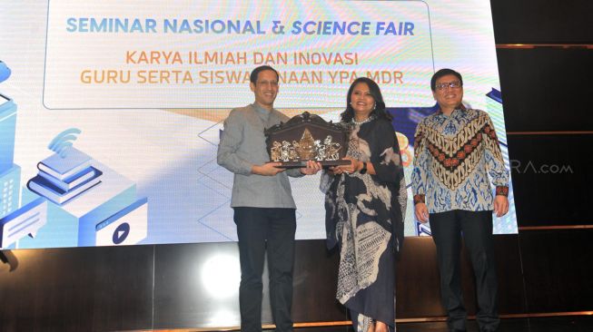 Menteri Pendidikan dan Kebudayaan Nadiem Makarim (Kiri) Ketua Pengurus Yayasan Pendidikan Astra Michael D. Ruslim (YPAMDR) Herawati Prasetyo (Tengah) Direktur Astra Internasional Paulus Bambang Widjanarko Santoso (Kanan), saat Launching School Colaboration System (SCS) di acara Seminar Nasional & Science Fair 2020 bertajuk "Transformasi Pendidikan Menyongsong Era Society 5.0" bertempat di menara Astra Jakarta, Jummat (24/20). [Suara.com/Oke Atmaja]
