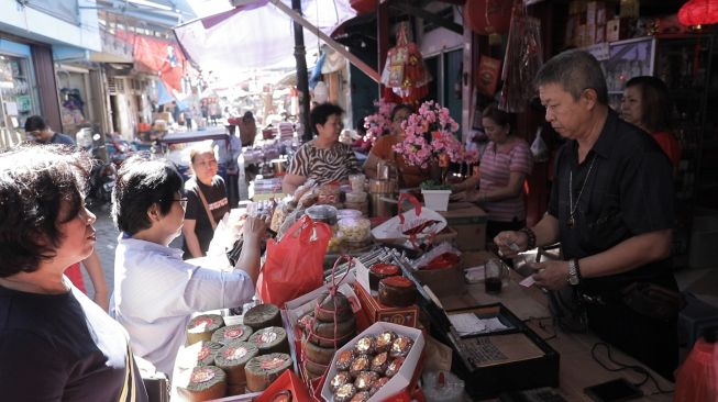 Masyarakat China Benteng di Kelenteng Tertua Tangerang. (Suara.com/Adit Rianto)