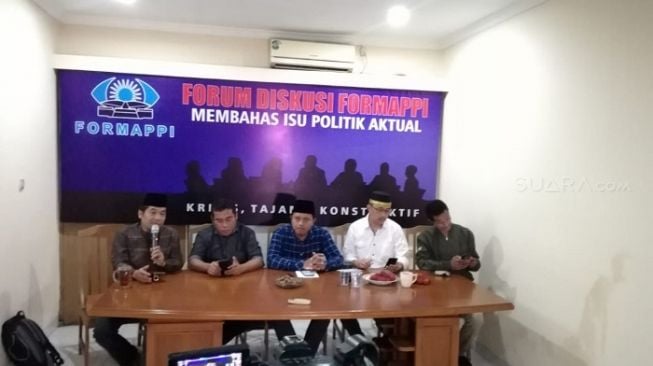 Direktur Eksekutif Demokrasi Electoral Empowerment Partnership Yusfitriadi (kedua dari kiri) dalam diskusi di antor Formappi, Jalan Matraman Raya, Jakarta Timur, Jumat (24/1/2020). (Suara.com/Ria Rizki).