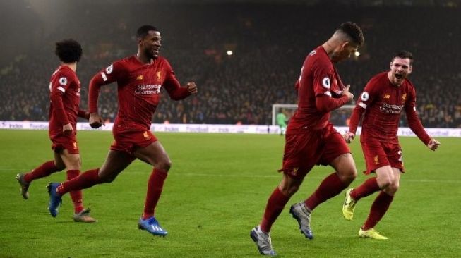 Para pemain Liverpool merayakan gol Roberto Firmino ke gawang Wolverhampton Wanderers dalam lanjutan Liga Inggris Molineux stadium. Oli SCARFF / AFP