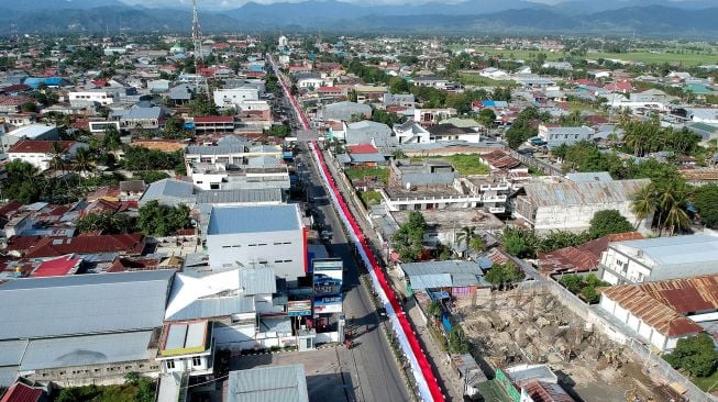 Foto udara kain merah putih yang dibentangkan oleh 2.301 pelajar di Kota Gorontalo, Gorontalo, Kamis (23/1). [ANTARA FOTO/Adiwinata Solihin]