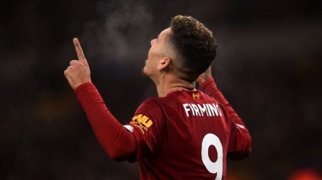 Pemain Liverpool Roberto Firmino merayakan golnya ke gawang Wolverhampton Wanderers dalam lanjutan Liga Inggrissi  Molineux stadium. Oli SCARFF / AFP