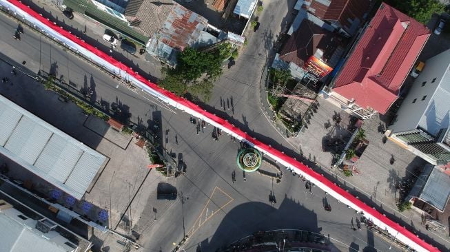 Foto udara kain merah putih yang dibentangkan oleh 2.301 pelajar di Kota Gorontalo, Gorontalo, Kamis (23/1). [ANTARA FOTO/Adiwinata Solihin]