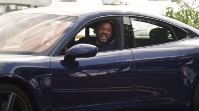 Will Smith saat jadi sopir taksi online dengan mobil elektrik Porsche Taycan Turbo S. (Youtube/Will Smith)