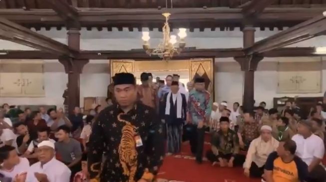 Maruf Amin dan Sultan Salat Jumat di Masjid Gedhe Kauman, GKR Hayu Salfok