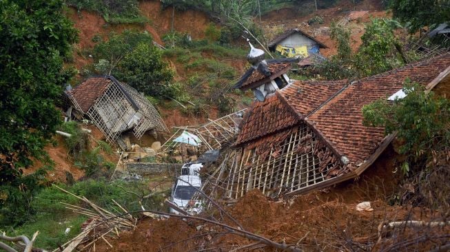 Sejumlah bangunan dan kendaraan rusak tertimbun longsor di Kampung Cigobang, Desa Banjarsari, Lebak, Banten, Jumat (24/1). [ANTARA FOTO/Asep Fathulrahman]